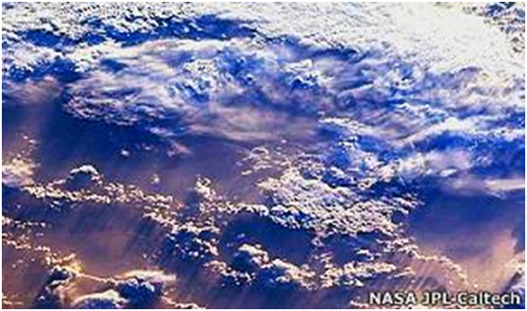 Imagen de nubes captada por el espectro radiómetro a bordo de la sonda Terra. Imagen de nubes captada por el espectro radiómetro a bordo de la sonda Terra.
