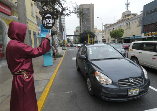 Desde enero, la Municipalidad de Miraflores desarrolla una campaña educativa dirigida a los conductores denominada “Yo te respeto, tu me respetas” Desde enero, la Municipalidad de Miraflores desarrolla una campaña educativa dirigida a los conductores denominada “Yo te respeto, tu me respetas”