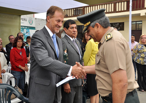 Durante la ceremonia llevada a cabo en la sede de la Comisaría de Miraflores, el Alcalde Jorge Muñoz Wells destacó el compromiso asumido por el Comandante PNP Idelfonso Moncada, jefe de la comisaría de Miraflores, y por sus efectivos policiales. Durante la ceremonia llevada a cabo en la sede de la Comisaría de Miraflores, el Alcalde Jorge Muñoz Wells destacó el compromiso asumido por el Comandante PNP Idelfonso Moncada, jefe de la comisaría de Miraflores, y por sus efectivos policiales.