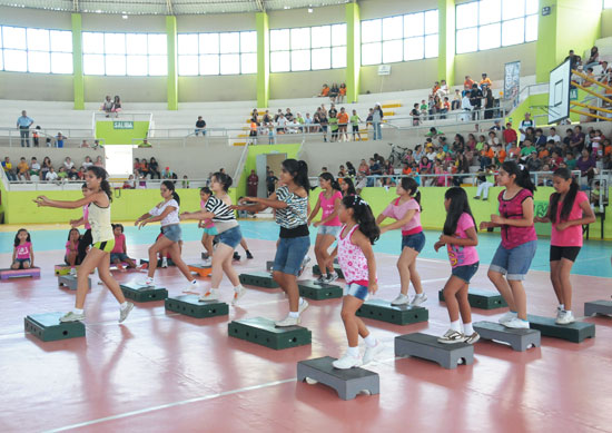 Escuelas Deportivas que promueve la Municipalidad de Miraflores donde la reconocida voleibolista Denisse Fajardo - sub campeona mundial en 1982 - dictará un curso especial de vóley Escuelas Deportivas que promueve la Municipalidad de Miraflores donde la reconocida voleibolista Denisse Fajardo - sub campeona mundial en 1982 - dictará un curso especial de vóley