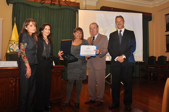 Marina Bustamante recibe el premio Empresa Miraflorina Inclusiva, por el primer lugar en la categoría Gran Empresa. Marina Bustamante recibe el premio Empresa Miraflorina Inclusiva, por el primer lugar en la categoría Gran Empresa.