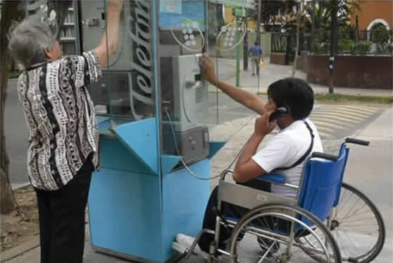 Teléfonos públicos accesibles sirven para facilitar el servicio a todos los ciudadanos. Teléfonos públicos accesibles sirven para facilitar el servicio a todos los ciudadanos.