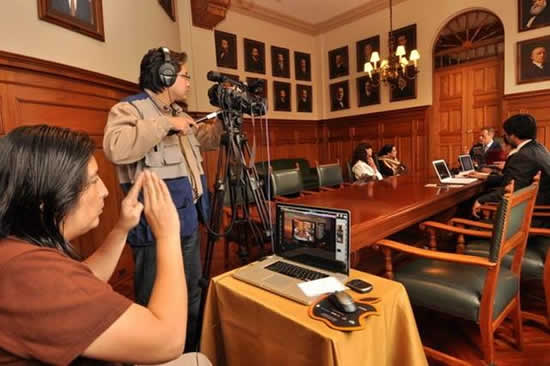 Las Sesiones de Concejo son interpretadas en lengua de señas y transmitidas vía MIRATV. Las Sesiones de Concejo son interpretadas en lengua de señas y transmitidas vía MIRATV.