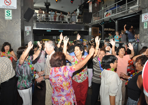Adultos mayores festejando Adultos mayores festejando