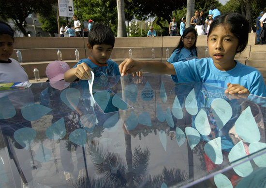 Los niños depositan en una hoja sus compromisos en el ahorro del agua Los niños depositan en una hoja sus compromisos en el ahorro del agua