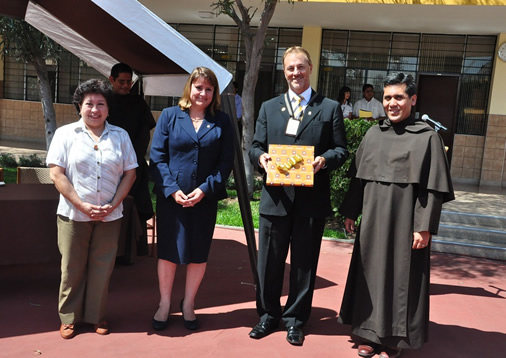 Autoridades del Colegio Carmelitas con el Alcalde Jorge Muñoz Wells. Autoridades del Colegio Carmelitas con el Alcalde Jorge Muñoz Wells.