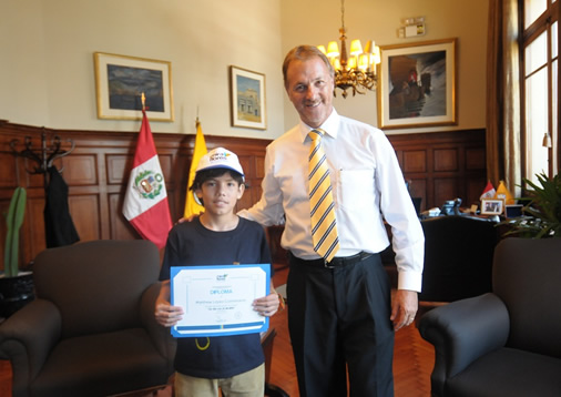 Distinción a Matthew López por su participación en el programa municipal Distinción a Matthew López por su participación en el programa municipal