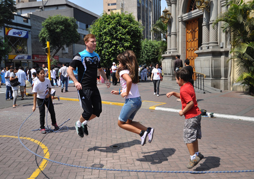 Padres e hijos juegan juntos. Padres e hijos juegan juntos.