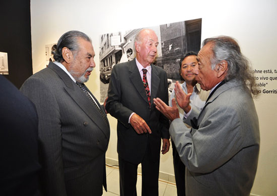 Periodista Raúl Vargas, Enrique Zileri y artista Víctor Delfín Periodista Raúl Vargas, Enrique Zileri y artista Víctor Delfín