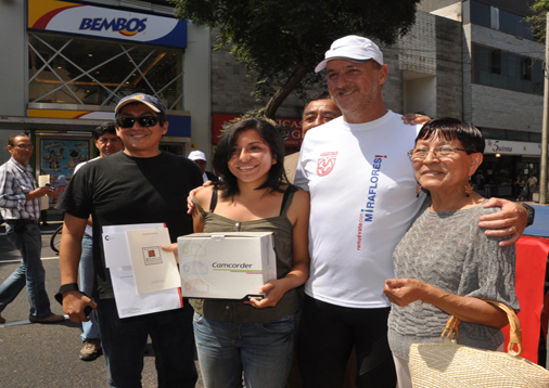 Estudiante Lizet Quiroz Alvarado felicitada por alcalde al ganar concurso de fotografía. Estudiante Lizet Quiroz Alvarado felicitada por alcalde al ganar concurso de fotografía.