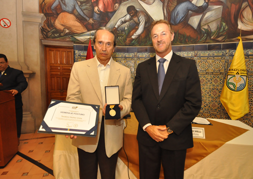 Hijo de pintor Teodoro Núñez muestra la distinción en homenaje a su padre. Hijo de pintor Teodoro Núñez muestra la distinción en homenaje a su padre.