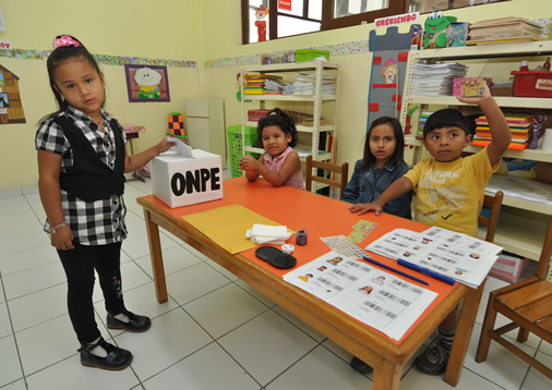 Pequeños estudiantes aprenden valores democráticos. Pequeños estudiantes aprenden valores democráticos.
