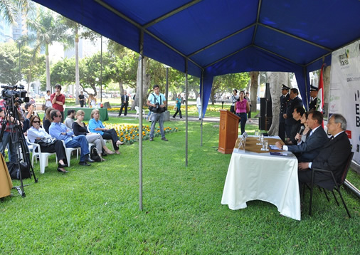 Periodistas asistentes a conferencia en el parque Central de Miraflores. Periodistas asistentes a conferencia en el parque Central de Miraflores.