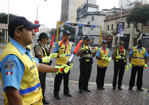 Silbatos ya no forman parte de implementos de inspectores de tránsito. Silbatos ya no forman parte de implementos de inspectores de tránsito.