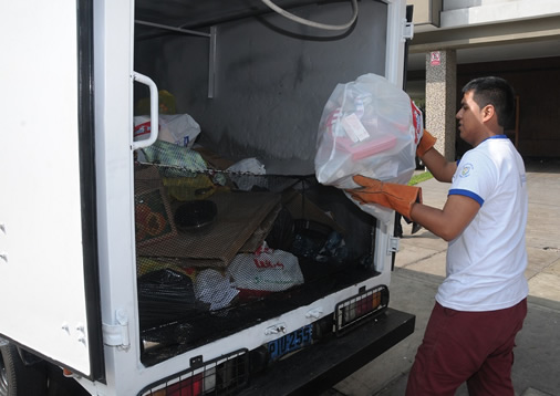 Vecinos participan activamente en reciclaje de desperdicios. Vecinos participan activamente en reciclaje de desperdicios.