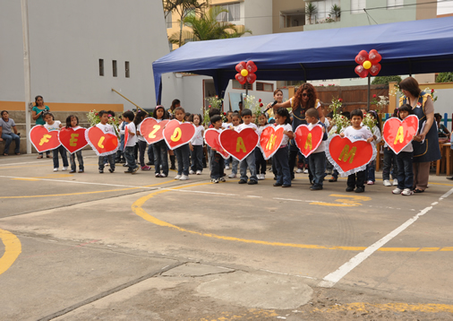Los niños felicitaron a sus mamás con un acróstico de corazón con la frase: Los niños felicitaron a sus mamás con un acróstico de corazón con la frase: