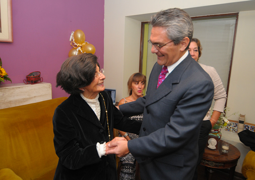 Saludo del Gerente de Participación Vecinal, Jacobo Ruíz, a la doctora María Marta Pajuelo por sus 100 años de vida. Saludo del Gerente de Participación Vecinal, Jacobo Ruíz, a la doctora María Marta Pajuelo por sus 100 años de vida.