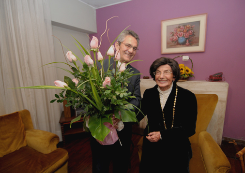Doctora María Marta Pajuelo recibe ramo de flores enviado por alcalde Jorge Muñoz Wells. Doctora María Marta Pajuelo recibe ramo de flores enviado por alcalde Jorge Muñoz Wells.