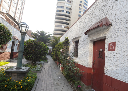 Vivienda en pasaje Porta donde vivió Mario Vargas Llosa. Vivienda en pasaje Porta donde vivió Mario Vargas Llosa.