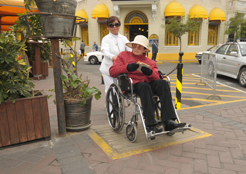 Las rampas son de exclusividad para las personas con discapacidad. Las rampas son de exclusividad para las personas con discapacidad.