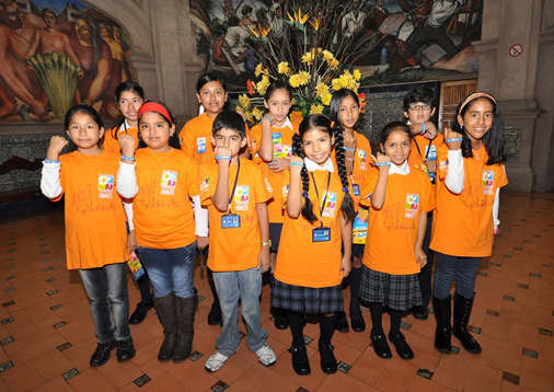 Niños y Niñas mostrando pulseras. Niños y Niñas mostrando pulseras.