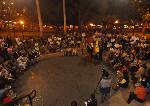 Escenario donde se juntas poetas y poetizas todos los viernes en el Parque Central de Miraflores. Escenario donde se juntas poetas y poetizas todos los viernes en el Parque Central de Miraflores.