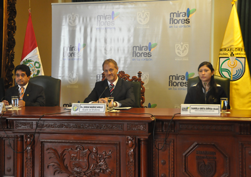 Alumna acompañó al Alcalde Jorge Muñoz Wells en ceremonia de premiación a los escolares ganadores del I Concurso de Murales Ecológicos. Alumna acompañó al Alcalde Jorge Muñoz Wells en ceremonia de premiación a los escolares ganadores del I Concurso de Murales Ecológicos.