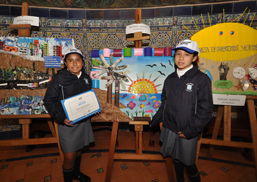 Las alumnas de la I.E. Mater Purissima posan junto a su mural Las alumnas de la I.E. Mater Purissima posan junto a su mural