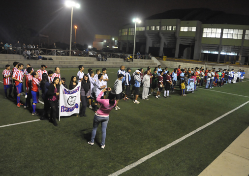 Equipos de minifutbol frente al estrado oficial. Equipos de minifutbol frente al estrado oficial.