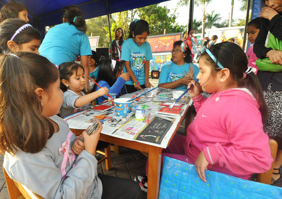 Niños elaborando productos con material reciclable Niños elaborando productos con material reciclable