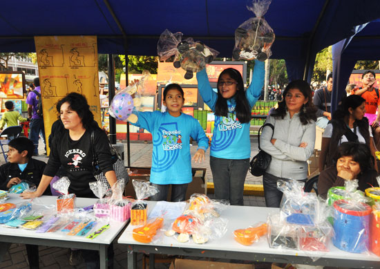 Objetos elaborados por niños fueron vendidos en la Recicloferia Objetos elaborados por niños fueron vendidos en la Recicloferia
