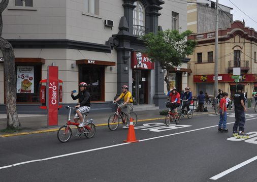 Ciclistas se unen al circuito en el Parque Central. Ciclistas se unen al circuito en el Parque Central.