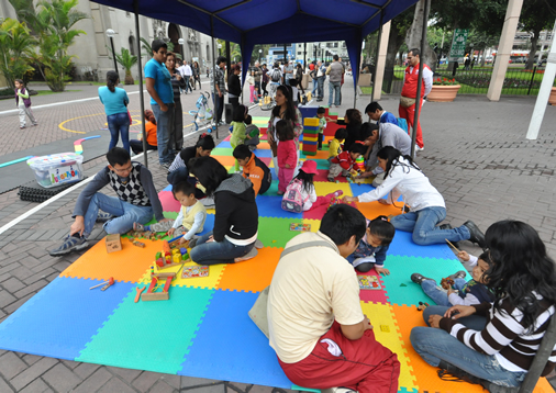 Niños con sus padres jugando en el Renuévate con MIraflores!. Niños con sus padres jugando en el Renuévate con MIraflores!.
