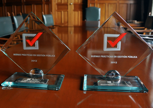 Miraflores ganó dos premios por Buenas Prácticas Gubernamentales 2012 en las categorías de Gestión Ambiental e Inclusión Social. Miraflores ganó dos premios por Buenas Prácticas Gubernamentales 2012 en las categorías de Gestión Ambiental e Inclusión Social.