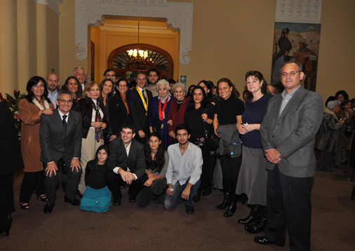 Lily Caballero posa junto al Alcalde Jorge Muñoz Wells, familiares y vecinos miraflorinos.