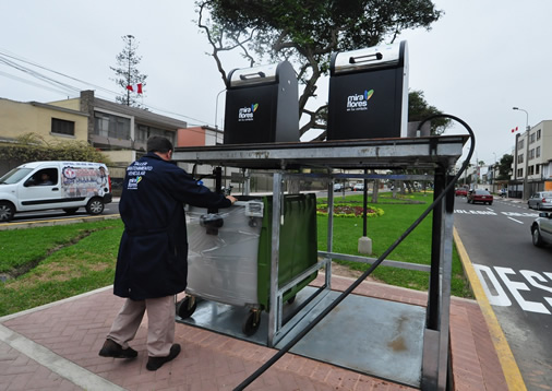 El sistema permite que los operarios de limpieza no tengan contacto con los residuos El sistema permite que los operarios de limpieza no tengan contacto con los residuos
