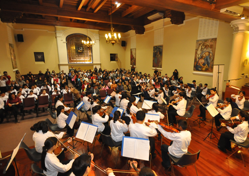 Orquesta Sinfonía por el Perú en concierto en Salón de Actos del municipio. Orquesta Sinfonía por el Perú en concierto en Salón de Actos del municipio.