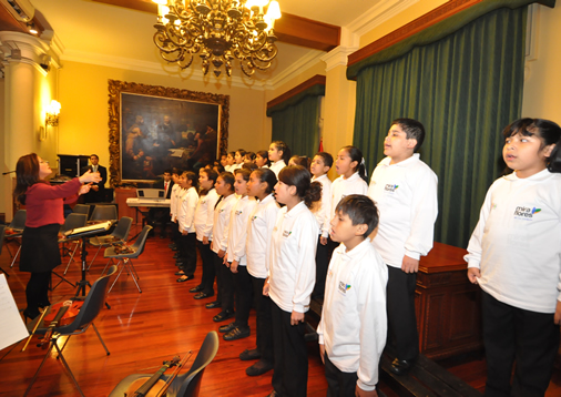 Coro de niños de Sinfonía por el Perú deleitó a invitados en Fiestas Patrias. Coro de niños de Sinfonía por el Perú deleitó a invitados en Fiestas Patrias.