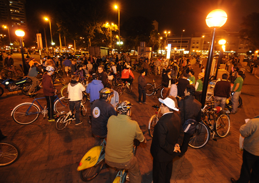 El jurado junto a Más de 100 personas se sumaron a la bicicletada nocturna acompañando a los alcaldes Jorge Muñoz y Marcos Álvarezlos tres equipos participantes de la final del concurso Debate Ciudadano. Más de 100 personas se sumaron a la bicicletada nocturna acompañando a los alcaldes Jorge Muñoz y Marcos Álvarez