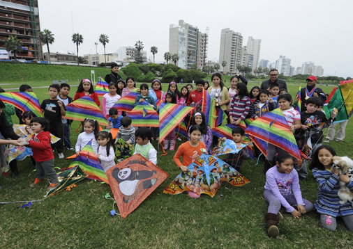 Los niños participantes en el II Festival de Cometas momentos antes de iniciar la competencia. Los niños participantes en el II Festival de Cometas momentos antes de iniciar la competencia.