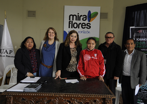 La estudiante Melanie Dongo Pinzón, ganadora de los torneos Sudamericanos y Panamericano de Ajedrez, junto a regidoras y funcionarios de la Municipalidad de Miraflores. La estudiante Melanie Dongo Pinzón, ganadora de los torneos Sudamericanos y Panamericano de Ajedrez, junto a regidoras y funcionarios de la Municipalidad de Miraflores.