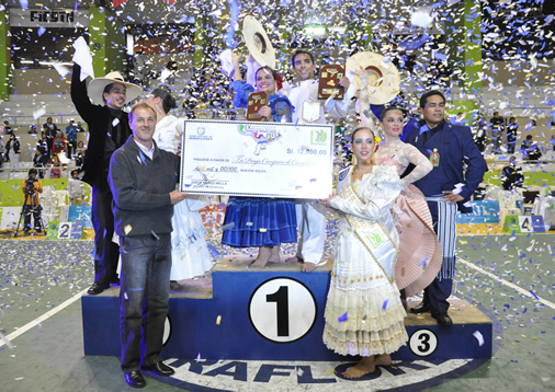 Alcalde Jorge Muñoz Wells junto a parejas ganadoras del Concurso Nacional de Marinera de la edición 2011 Alcalde Jorge Muñoz Wells junto a parejas ganadoras del Concurso Nacional de Marinera de la edición 2011