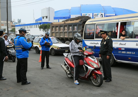 http://www.miraflores.gob.pe/Gestorw3b/files/img/8934-17202-de-forma-conjunta,-serenazgo-y-pnp,-interviene-a-conductores-de-motocicletas-y-autos-con-lunas-oscurecidas.jpg