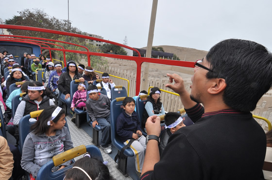 Niños y niñas sordos aprendieron sobre la historia de la Huaca Pucllana en su propio idioma: la lengua de señas.