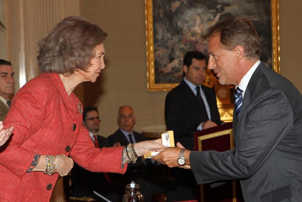 El alcalde de Miraflores recibiendo el premio de las manos de La Reina Sofía de España.