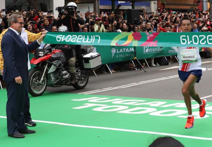 Alcalde Luis Molina y Cristhian Pacheco, medallista de oro.