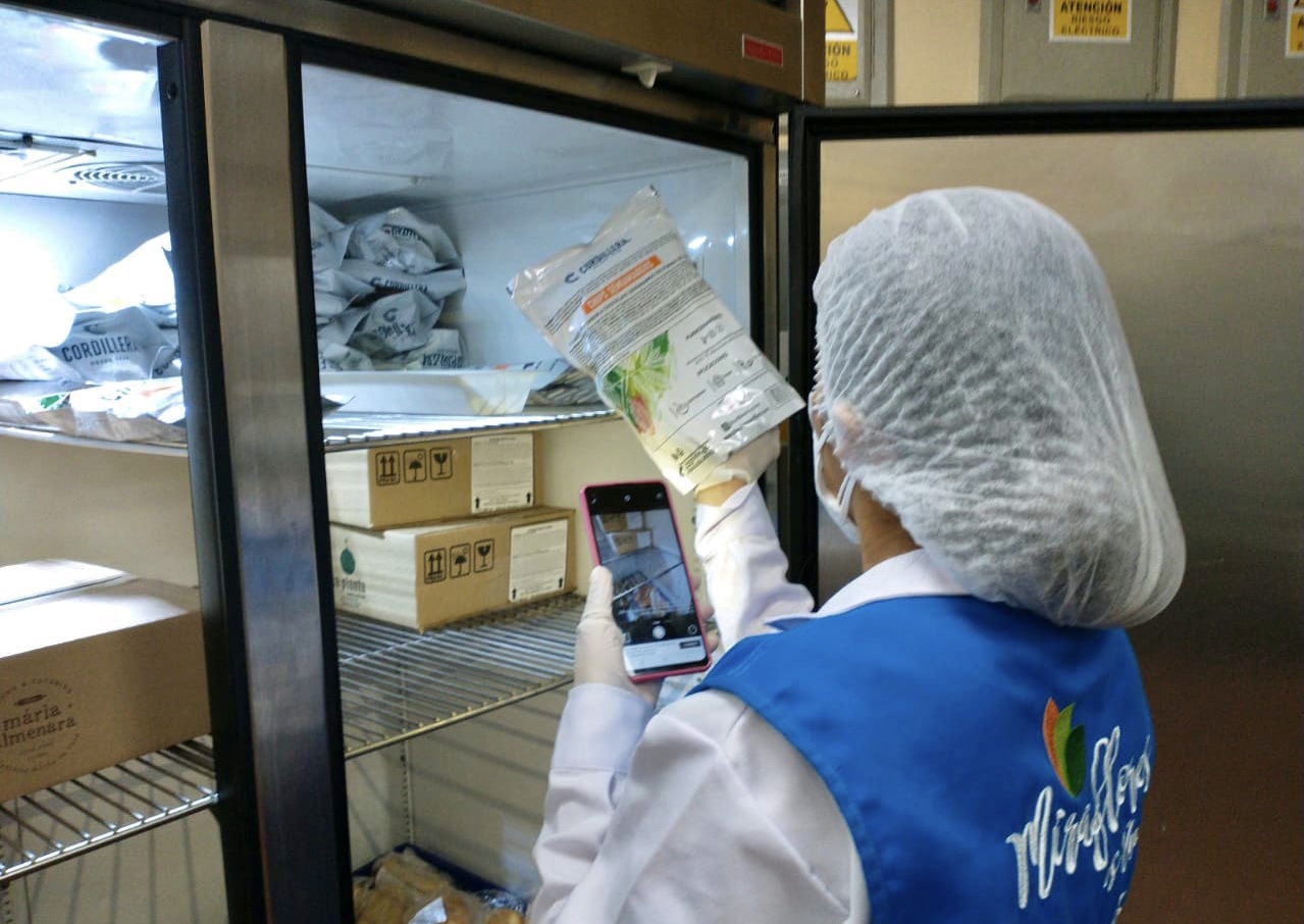 Salones, cocinas y lugares de abastecimiento de restaurantes ante