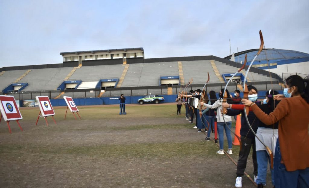 Aprender la disciplina de tiro con arco en el taller deportivo