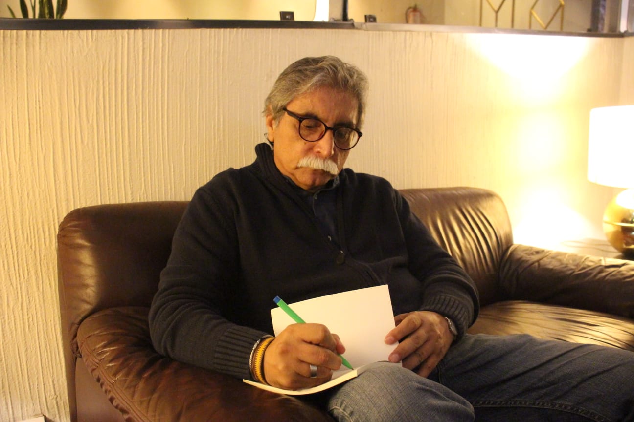 Escritor boliviano Homero Carvalho disertó sobre su obra literaria en la Feria del Libro del