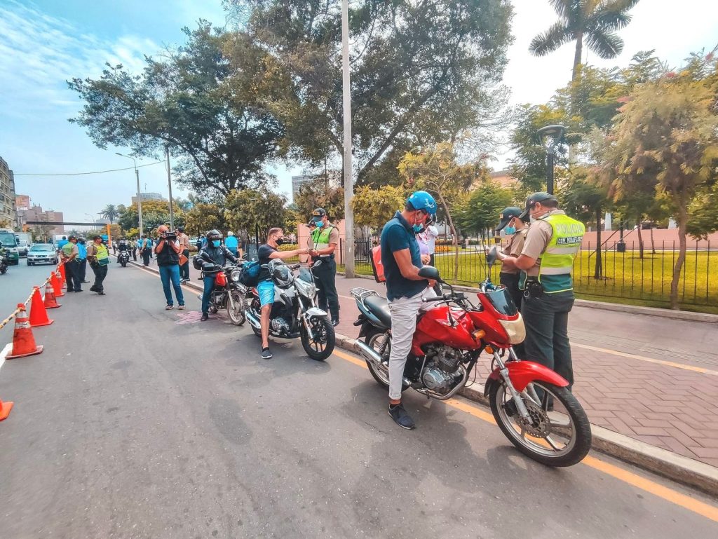 Más de 200 conductores de motocicletas fueron fiscalizados con detectores de metales en operativo contra la delincuencia en distintos puntos de Miraflores - Municipalidad Distrital de MirafloresMunicipalidad Distrital de Miraflores